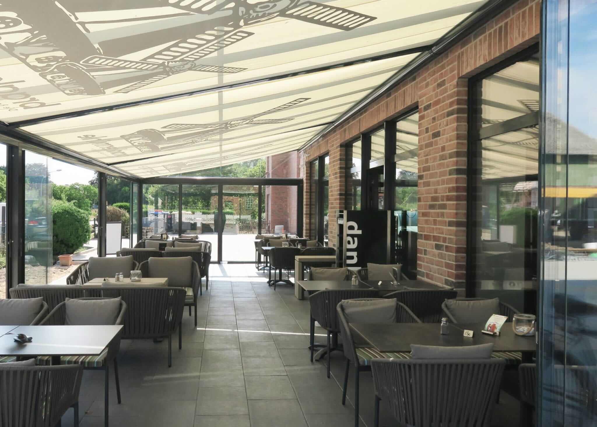 Terressendach-Atrium Plus-Solarlux vor Gastronomie mit Unterglasmarkise von Sonne Rundum in Hamburg