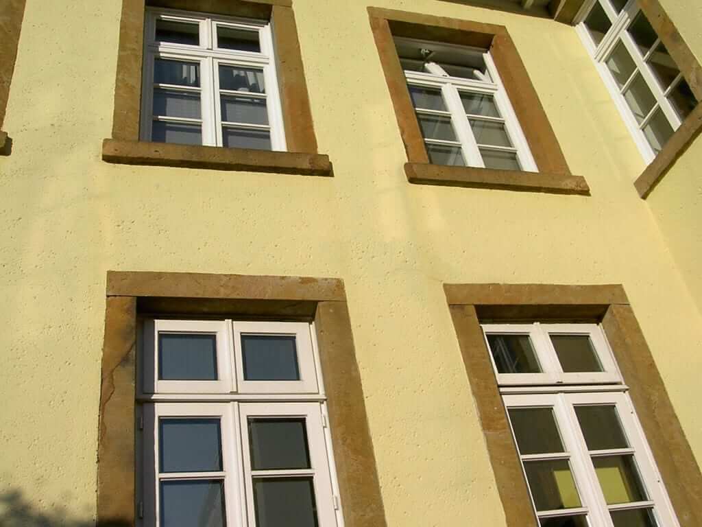 Galeriebild Holzfenster aus Eiche an gelber Wand von Sonne Rundum bei Hamburg