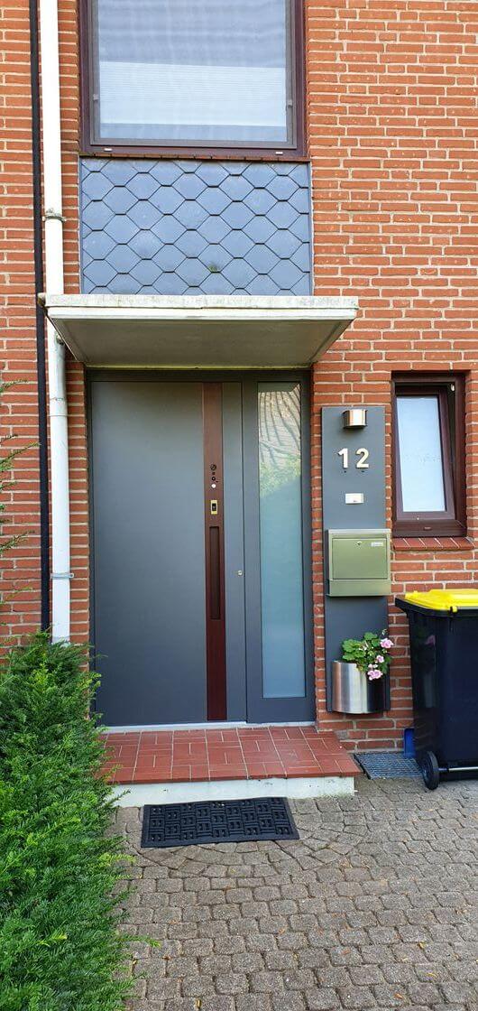 Kompotherm Referenz Haustür Anthrazit mit innenliegender Griffmulde von Sonne Rundum in Hamburg