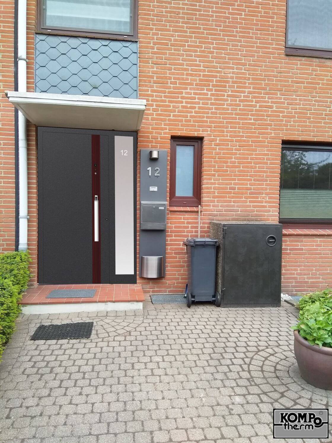 Kompotherm Referenz Haustür mit gerahmten Glasseitenteil von Sonne Rundum in Hamburg