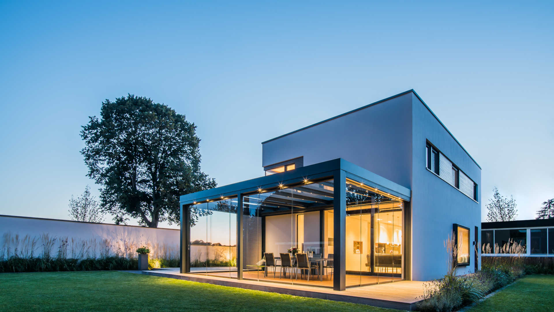 Galeriebild_Acubis_totale_weiß_1920_1080_300kb Galeriebild milieu Solarlux Acubis Terrassendach aus Aluminium in grau am Abend