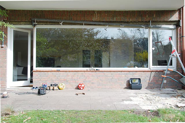 Bild von den Entstehungsarbeiten einer Solarlux Glasfaltwand vor dem Umbau
