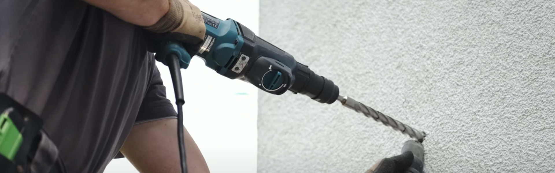 Monteur bei der Reparatur