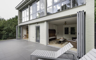 Wie moderne Glas-Faltwände alten Häusern neues Leben einhauchen